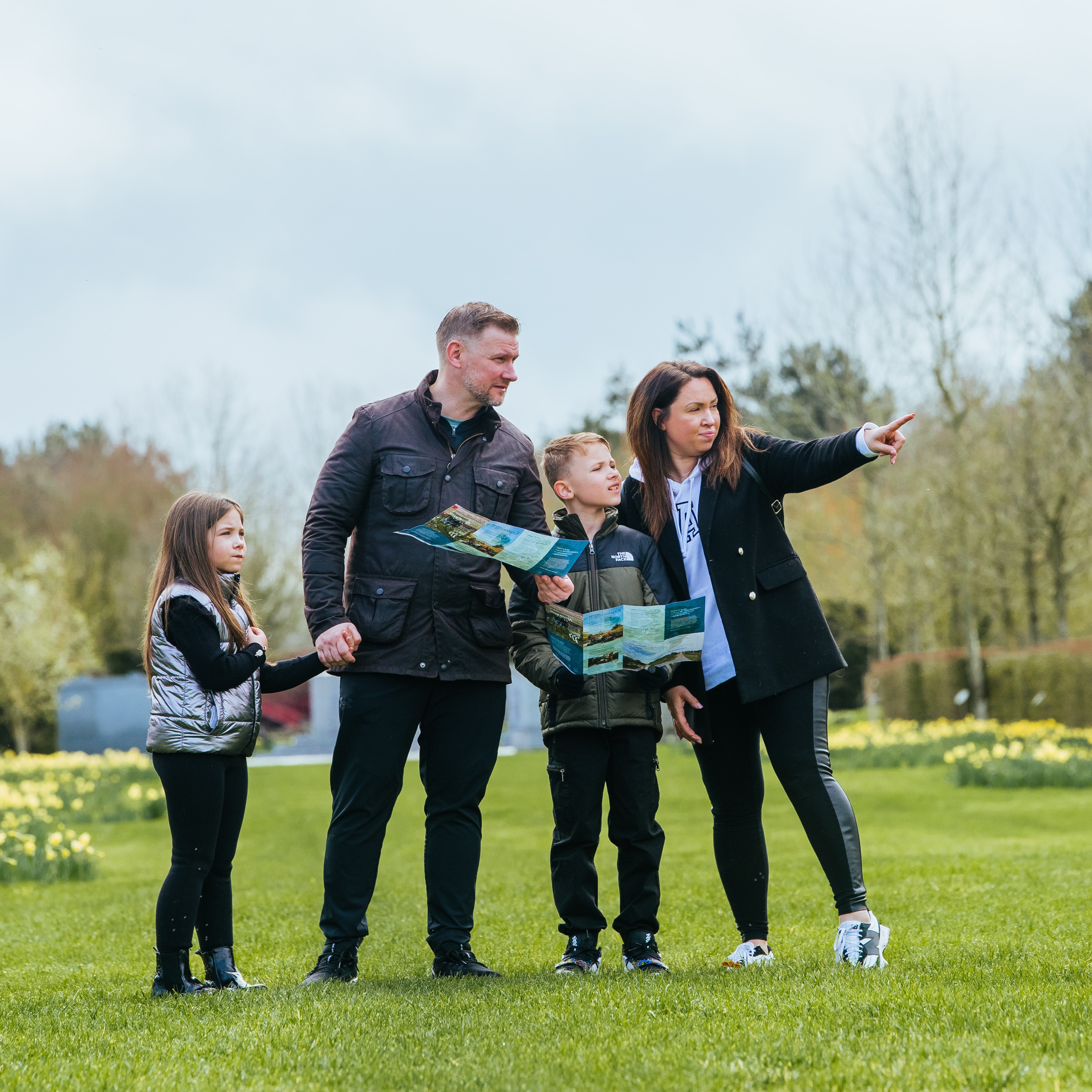 Family using Arboretum Map